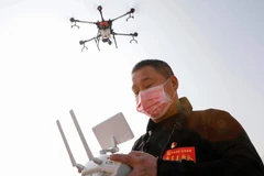 Một người dân địa phương sử dụng drone để phun thuốc khử trùng tại một ngôi làng ở tỉnh Hà Nam trung tâm của Trung Quốc vào tháng 1. (Nguồn: AFP)