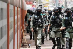 Cảnh sát chống bạo động được triển khai tại quận Wanchai. (Nguồn: scmp)