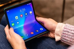 Nguyên mẫu điện thoại màn hình gập của TCL ở CES 2020.