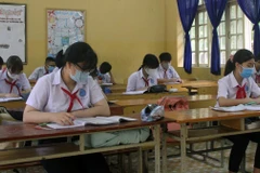 Học sinh trường trung học cơ sở Lương Thế Vinh (thành phố Tuy Hòa) được bố trí chỗ ngồi giãn cách. (Ảnh: Xuân Triệu/TTXVN)