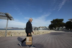 Người dân đeo khẩu trang nhằm ngăn chặn sự lây lan của dịch COVID-19 tại Malaga, Tây Ban Nha ngày 12/4/2020. (Nguồn: AFP/TTXVN)