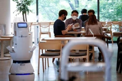 Khách hàng chờ đợi tại quán càphê ở Daejeon khi robot nhận đơn hàng, pha càphê và mang đồ uống đến cho khách hàng. (Nguồn: Reuters)