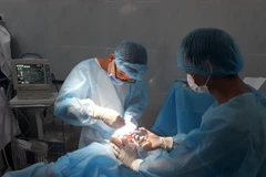 Các y, bác sỹ Bệnh xá đảo Nam Yết cấp cứu kịp thời cho ngư dân Nguyễn Xuân Võ bị tai nạn trên biển. (Nguồn: TTXVN phát)