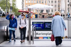 Người dân đeo khẩu trang phòng lây nhiễm COVID-19 tại Munich, Đức, ngày 27/4/2020. (Nguồn: THX/TTXVN)