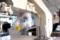 Tình nguyện viên phun dung dịch khử trùng trong chiến dịch phòng chống đại dịch COVID-19 ở thủ đô Bình Nhưỡng, Triều Tiên. (Nguồn: KCNA)