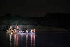 Lực lượng cứu hộ tìm kiếm các nạn nhân trong đêm tối. (Nguồn: Báo Người Lao động)