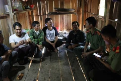 Công an huyện Mang Yang đến tận nhà các đối tượng trước đây theo tà đạo Hà Mòn ở xã H'ra để tuyên truyền, giáo dục, nắm tâm tư, nguyện vọng. (Ảnh: Hồng Điệp/TTXVN) 