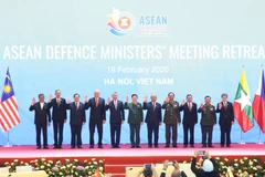 Trưởng đoàn Quốc phòng các nước ASEAN chụp ảnh chung. (Ảnh: Dương Giang/TTXVN) 