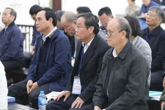 Bị cáo Trần Văn Minh (bên phải, sinh năm 1955, cựu Chủ tịch Ủy ban Nhân dân thành phố Đà Nẵng, giai đoạn từ năm 2006-2011) tại phiên xét xử. (Ảnh: Doãn Tấn/TTXVN)