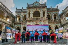 Các đại biểu cắt băng khai mạc triển lãm ảnh Tình ca Bắc Hà 3.