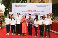 Trao chứng chỉ kỳ thi AS cho học sinh lớp song bằng trường Trung học phổ thông Chu Văn An. (Ảnh: Thanh Tùng/TTXVN)