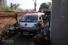 Xe cứu thương đưa nạn nhân ra khỏi hiện trường. (Ảnh: Thành Chung/TTXVN)