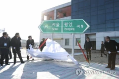 Lễ khai trương biển báo hướng đi Bình Nhưỡng và Seoul tại ga Panmun ở thị trấn biên giới Kaesong của Bắc vào ngày 26/12/2018. (Nguồn: Yonhap)