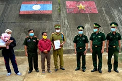 Đồn Biên phòng của khẩu A Đớt bàn giao công dân cho lực lượng chức năng Lào. (Nguồn: TTXVN phát)