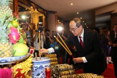 Ông Nguyễn Thiện Nhân, Ủy viên Bộ Chính trị, Bí thư Thành ủy Thành phố Hồ Chí Minh dâng hương lên Quốc tổ Hùng Vương. (Ảnh: Thanh Vũ/TTXVN)