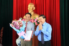 Bí thư Tỉnh ủy Vĩnh Long Trần Văn Rón trao quyết định của Ban Bí thư Trung ương Đảng chuẩn y ông Lữ Quang Ngời, Ủy viên Ban Thường vụ Tỉnh ủy, Phó Chủ tịch Ủy ban Nhân dân tỉnh Vĩnh Long giữ chức Phó Bí thư Tỉnh ủy Vĩnh Long nhiệm kỳ 2015-2020. (Ảnh: Phạm