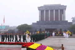 Lực lượng vũ trang, cán bộ, nhân dân vào Lăng viếng Chủ tịch Hồ Chí Minh. (Ảnh: Lâm Khánh/TTXVN)