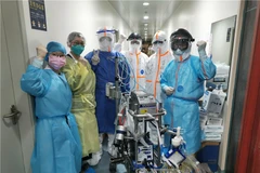 Dinh Renyu (thứ ba từ trái sang), trưởng nhóm y tế từ tỉnh Liêu Ninh được phái đến Vũ Hán, tỉnh Hồ Bắc và các đồng nghiệp. (Nguồn: chinadaily)