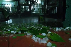 Mưa đá tại thành phố Lai Châu. (Ảnh: Việt Hoàng/TTXVN)