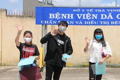 Niềm vui của các bệnh nhân khi được xuất viện. (Ảnh: Thanh Hòa/TTXVN)