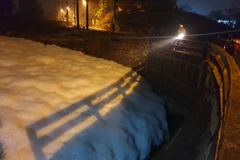 Bọt trắng nổi bất thường trên kênh thoát nước suối Chợ sau cơn mưa. (Nguồn: TTXVN phát)