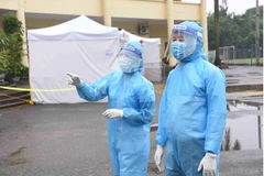 Nhân viên y tế Hà Nội được trang bị bảo hộ chuẩn theo quy định. (Ảnh: Minh Quyết/TTXVN)