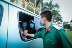 Giây phút chia tay xúc động của công dân và chiến sỹ. Những tình cảm xuất phát từ sự ân cần phục vụ nhân dân của các chiến sỹ áo xanh quân đội nhân dân Việt Nam đã tạo cho công dân nhiều niềm tin, vững tâm hoàn thành thời gian cách ly theo dõi COVID-19. (