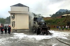 Hiện trường vụ cháy xe container. (Ảnh: Minh Tâm/TTXVN)