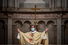 Một linh mục làm lễ trong nhà thờ ở Pháp. (Nguồn: AFP)