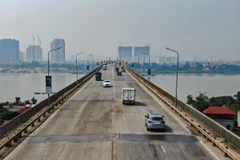 Mặt đường cầu Thăng Long xuống cấp nghiêm trọng. (Ảnh: Trung Nguyên/TTXVN)