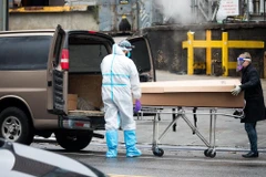 Nhân viên y tế chuyển thi thể một bệnh nhân tử vong do COVID-19 tại trung tâm y tế Brooklyn ở New York, Mỹ, ngày 24/4/2020. (Nguồn: THX/TTXVN)