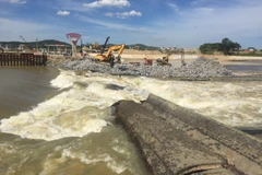 Đơn vị thi công đang khẩn trương khắc phục sự cố. (Ảnh: Nguyễn Oanh/TTXVN) 