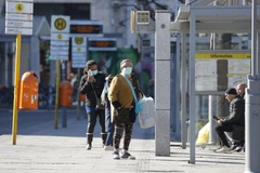 Người dân đeo khẩu trang phòng lây nhiễm COVID-19 tại Berlin, Đức, ngày 23/3/2020. (Nguồn: AFP/TTXVN)