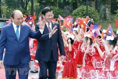 Thủ tướng Chính phủ Nguyễn Xuân Phúc và Thủ tướng Chính phủ nước Cộng hòa Dân chủ Nhân dân Lào Thongloun Sisoulith. (Nguồn: TTXVN)