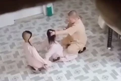 Hình ảnh sư cô bạo hành trẻ em. (Ảnh cắt từ clip)
