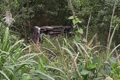 Xe bán tải lao xuống vực khiến 1 người chết, 3 người bị thương