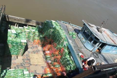 Cán bộ Chi cục Hải quan cửa khẩu Khánh Bình phối hợp với các lực lượng tiến hành hiểm tra thực tế lô hàng của Công ty Trách nhiệm hữu hạn một thành viên xuất nhập khẩu Thương mại Dịch vụ Toàn Cầu. (Ảnh: Công Mạo/TTXVN)