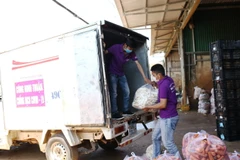 Nhóm tình nguyện Đức Trọng đã đứng ra vận động các vựa kinh doanh nông sản, nông dân trồng rau trên địa bàn huyện Đức Trọng, Đơn Dương để cùng chung tay ủng hộ người dân thôn Văn Lâm 3. (Ảnh: Đặng Tuấn/TTXVN) 