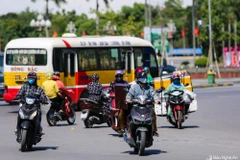 Người dân thành Vinh trong nắng nóng 40 độ C. (Nguồn: Báo Nghệ An)