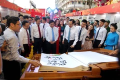 Ông Nguyễn Thành Phong, Chủ tịch Ủy ban nhân dân thành phố cùng các đại biểu tham quan Đường sách thành phố Hồ Chí Minh Tết Canh Tý 2020. (Ảnh: Thanh Vũ/TTXVN)