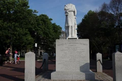 Bức tượng Christopher Columbus tại Boston bị phá hoại. (Nguồn: Boston Globe)