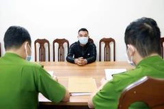 Đối tượng Đào Xuân Anh tại cơ quan Công an huyện Tiên Yên. (Ảnh: Văn Đức/TTXVN)