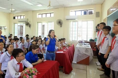 Đoàn thành niên Thông tấn xã Việt Nam hướng dẫn chơi trò chơi tìm hiểu và nhận biết một số loại hình về Fake news. (Ảnh: An Đăng/TTXVN)