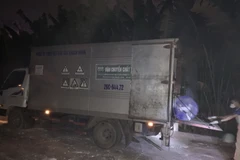 Công ty Cổ phần Môi trường đô thị và Công nghiệp 10 đưa chất thải về nơi xử lý theo quy định. (Ảnh: Mạnh Khánh/TTXVN)