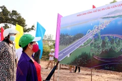 Người dân xem phối cảnh cầu Cửa Lục 1. (Ảnh: Văn Đức/TTXVN) 