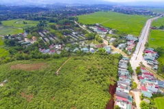 Đồi Độc Lập nằm bên đường Quốc lộ 12. (Ảnh: Xuân Tư/TTXVN)