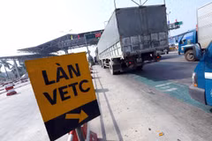 Nhà đầu tư BOT Hà Nội-Bắc Giang đã triển khai biển báo chỉ dẫn, sơn kẻ vạch hướng dẫn xe dán thẻ đi đúng làn thu phí tự động. (Ảnh: Huy Hùng/TTXVN)