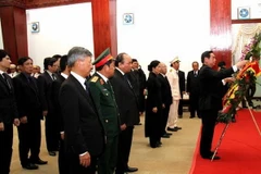 Đoàn đại biểu cấp cao Đảng và Nhà nước viếng một số lãnh đạo Lào