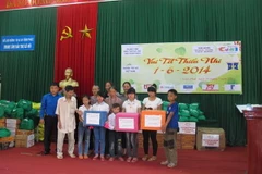 Trung tâm phát triển Truyền thông TTXVN tặng quà người khó khăn