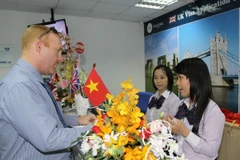 Khai trương trung tâm tiếp nhận hồ sơ thị thực vào Australia và Anh